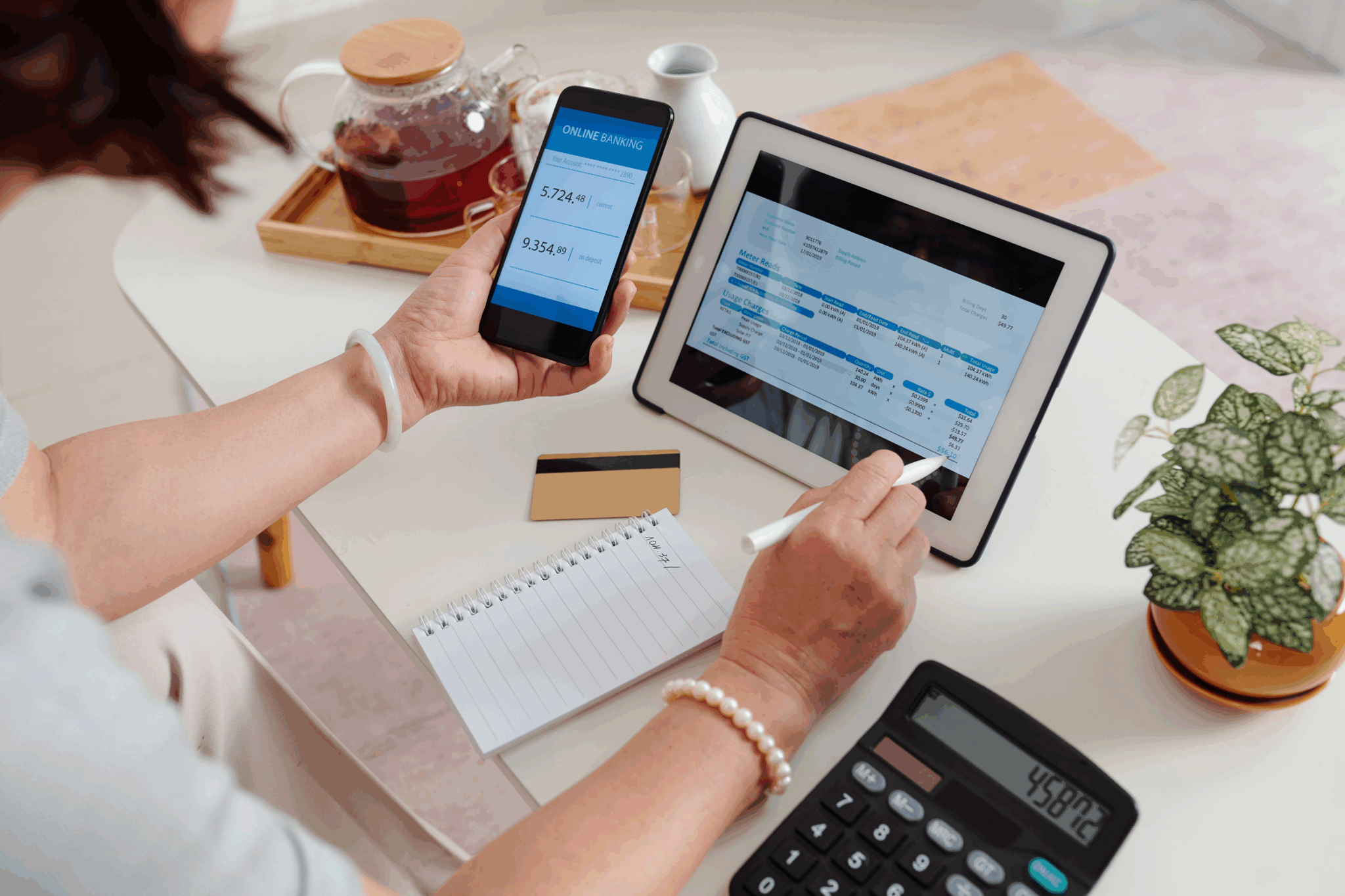 Crea una presentación profesional y didáctica titulada “Hablar, conectar, ganar: comunicación y trabajo en equipo en los e-Sports”, pensada para jugadores y entrenadores de videojuegos competitivos como Valorant o LoL. La estructura debe tener 6 secciones: Introducción general sobre la importancia de la comunicación en los e-Sports. Qué es una buena comunicación en equipos (clara, útil, breve). Las fases del trabajo en equipo y la cohesión (modelo de Tuckman). Cómo comunicar mejor bajo presión (frases ancla, refuerzo verbal). Cómo crear un plan individual para mejorar la comunicación. Cierre inspirador con idea clave final. Añade 5 diapositivas extra con ejercicios prácticos para que los asistentes puedan aplicarlos por su cuenta: Autodiagnóstico de estilo comunicativo. Mapa de roles del equipo. Lista de frases clave. Diario de comunicación. Microplan de mejora personal. Estilo visual: fondo claro, tipografía deportiva y moderna, imágenes relacionadas con videojuegos y equipos. Usa títulos breves, frases directas, iconos y espacio en blanco para que sea legible. El tono debe ser motivador, profesional y claro.